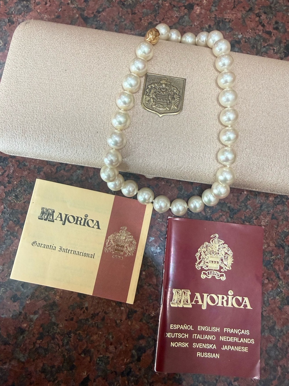 Majorica ORO PRIMERA KEY 15.5” simulated pearl choker with 18k gold clasp, case